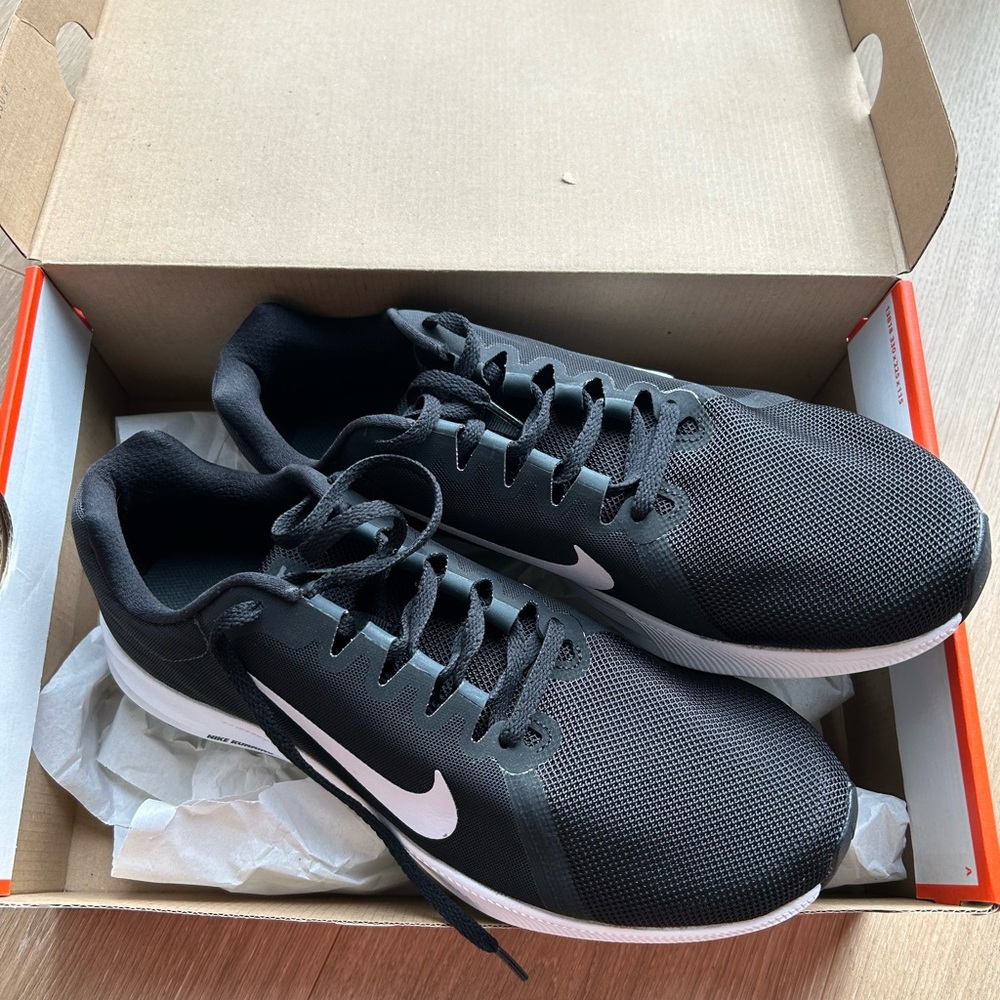 Nike Downshifter 8 in Black and White